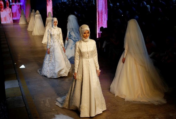 تصاميم لفساتين الزفاف الرائعة من قبل المصممة التركية، زهرة كوكباي
